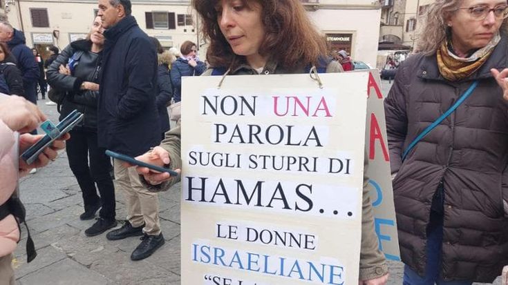 Manifestazione per l’8 marzo a Firenze, Sara cacciata perché aveva un cartello contro gli stupri di Hamas