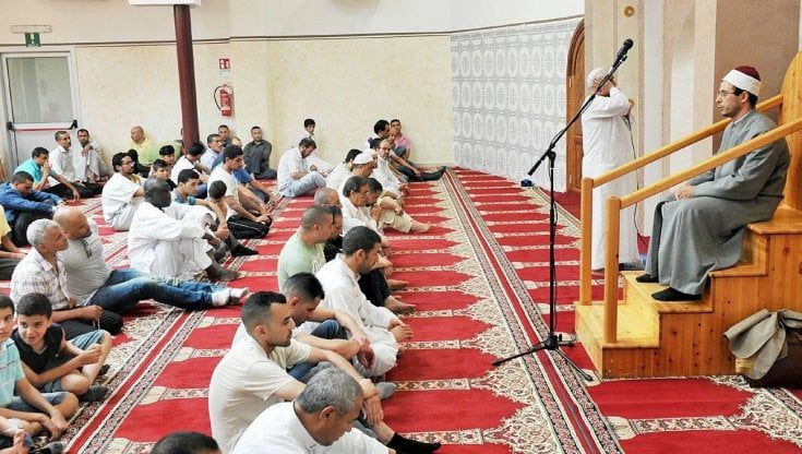 Moschee in campo contro le baby gang: aperte le sale preghiera per il dialogo
