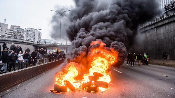 Francia, multa da 1,2 milioni a Uber. Tassisti ancora in strada contro la "concorrenza sleale"