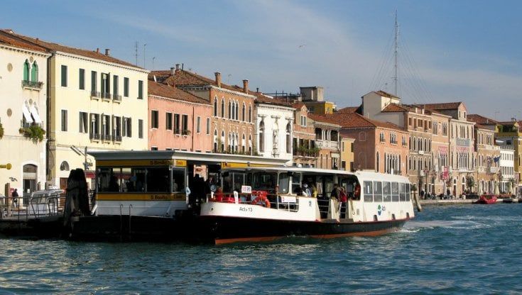 Venezia, scontro tra vaporetti: una ragazza resta ferita