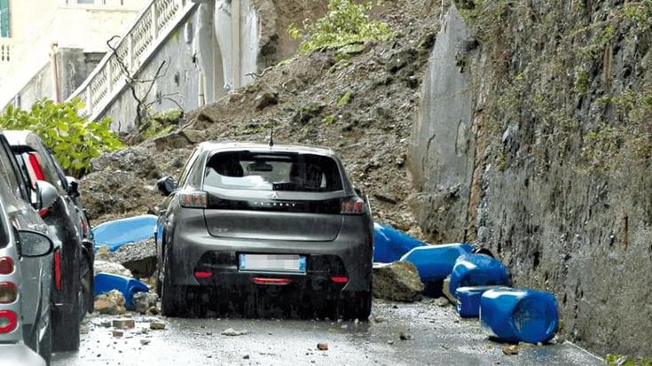 Frane sui terreni privati di Genova, l’avviso del Comune: “La manutenzione è vostra”