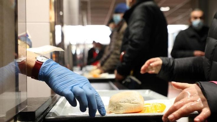 Caritas, le richieste di aiuto in aumento del 18 per cento: “La povertà a Milano nasce dal lavoro mal retribuito”