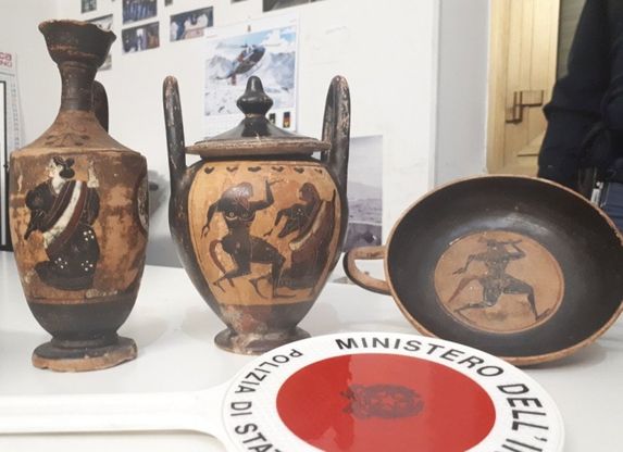 Gaeta, ritrovati tre vasi greci: "Rubati a un collezionista"
