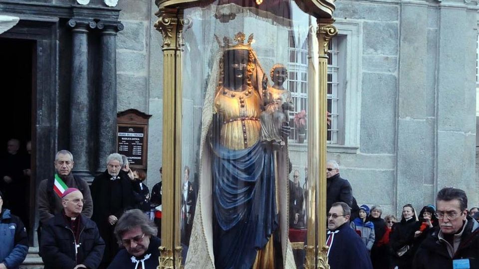 Tanti Ritagli Di Stoffa Simbolo Di Ricordi E Di Preghiera
