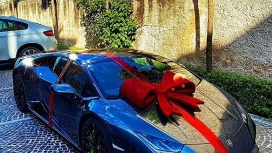 Napoli, Insigne riceve una Lamborghini come regalo di compleanno e la foto infiamma i social