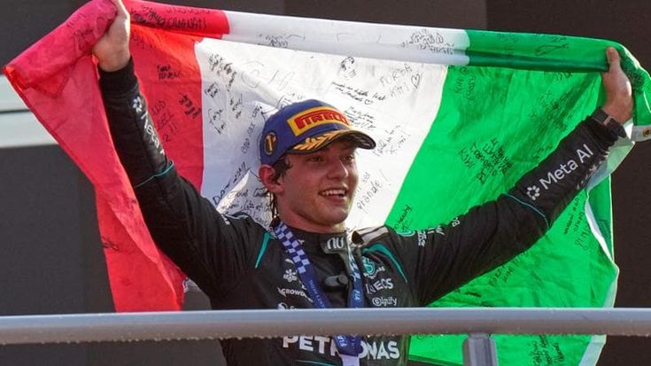 Antonelli, fa l’impresa: vince partendo dal 19° posto. Un italiano trionfa a Monza dopo 60 anni