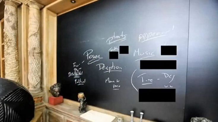 La lavagna con i nomi e le maschere, i dem pubblicano le foto inedite dell'isola di Epstein