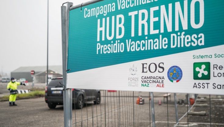 Vaccino Covid in Lombardia, appello anti-caos della Regione: "Non presentarsi senza prenotazione"