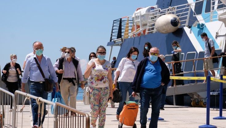 In Sicilia record di positivi: Musumeci a caccia di nuovi Covid hotel 