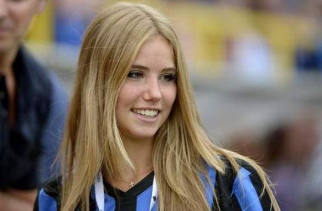 Scaricata dalla L'Or&eacute;al, adesso la tifosa Axelle &egrave; una star in Belgio