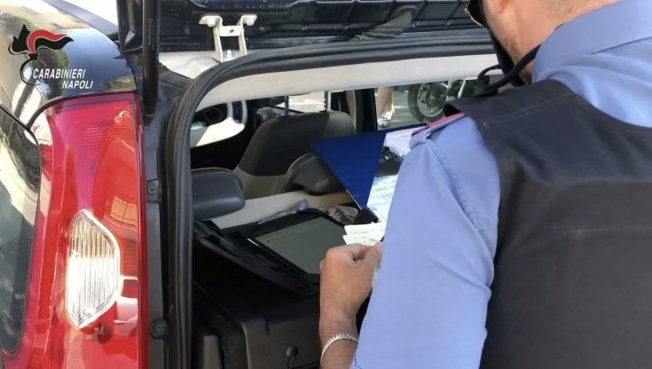 Napoli, sulla targa dello scooter la mascherina chirurgica per evitare la multa in Ztl