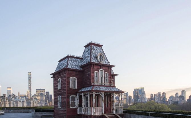 NY. Sul tetto del Metropolitan Museum rivive il Bates Motel