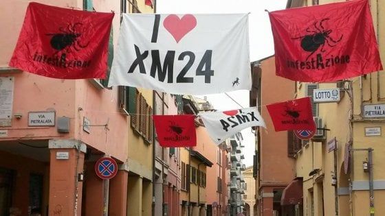 Bologna, Pratello R'Esiste dice No al banchetto degli antivaccinisti