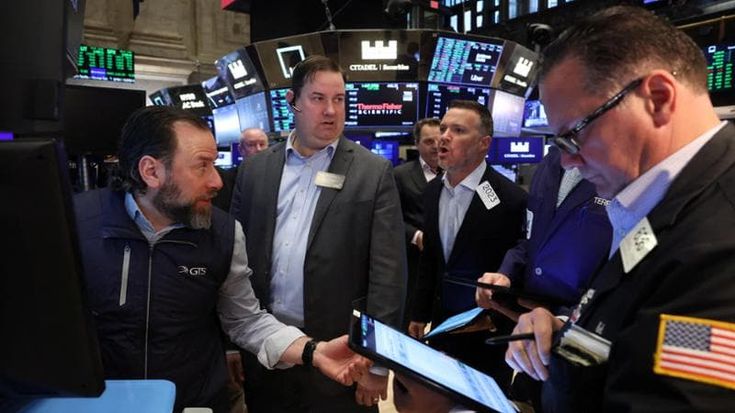 L’escalation dei dazi affonda Wall Street. Milano recupera il 2,4%