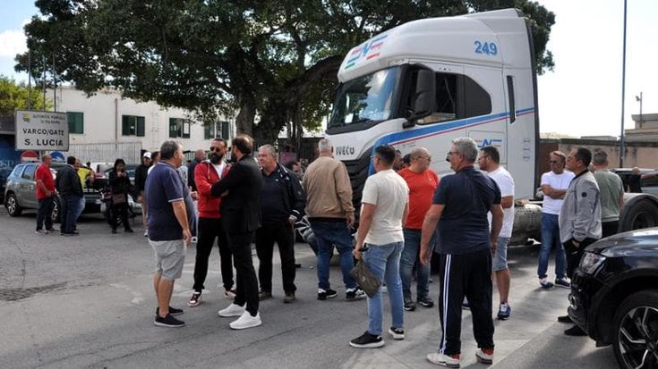I camionisti bloccano il Sud: “Il governo ci ascolti”. Code e forniture a rilento