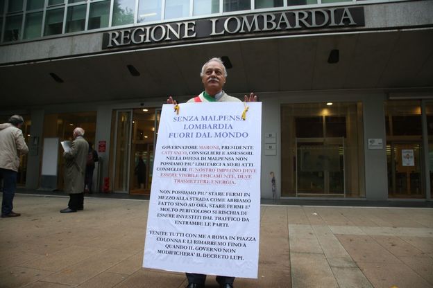 Malpensa, il sindaco fa l'uomo-sandwich al Pirellone
