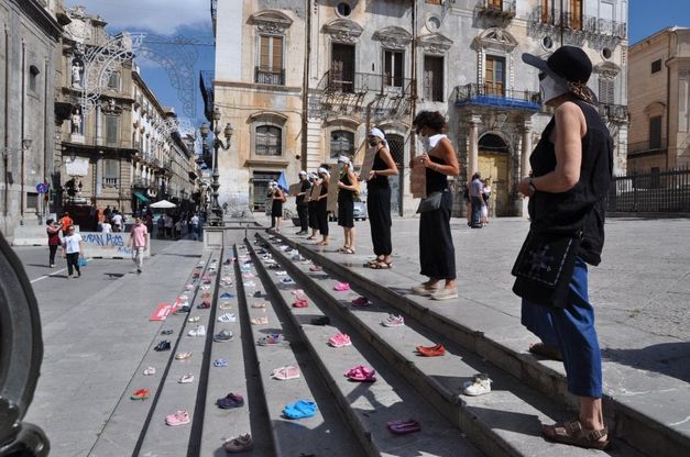 Piazza Pretoria, un tappeto di scarpe da bambino per un pianeta più verde