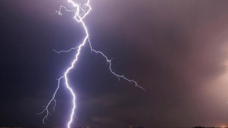 Trecentomila fulmini caduti d’estate in Italia. “Un terzo di quelli d’Europa”