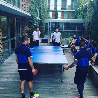 Italia, gli azzurri in ritiro giocano a ping pong