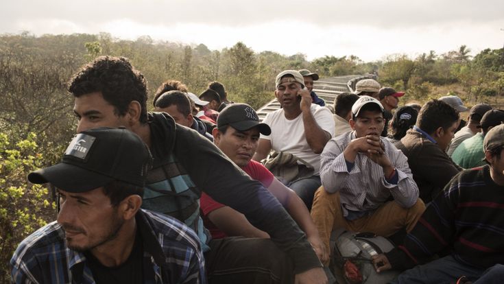 La marcia dei migranti in Messico, contro il muro e i soldati Usa