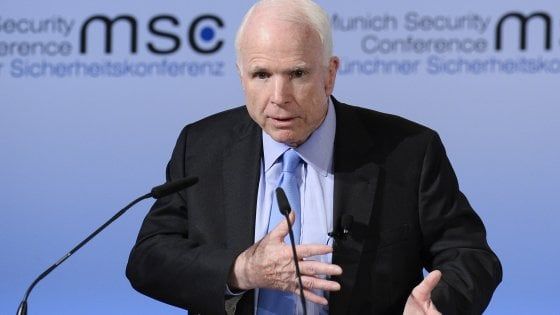McCain non vuole Trump ai suoi funerali. Il senatore sta lottando contro un cancro al cervello