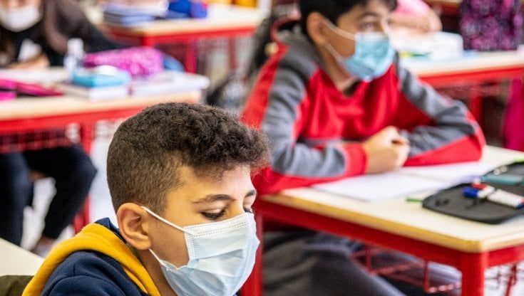 Mascherina a scuola, l'assessora leghista della Regione Piemonte scrive su Facebook. "Preoccupata per i nostri bambini  che la devono indossare tutti il giorno" 