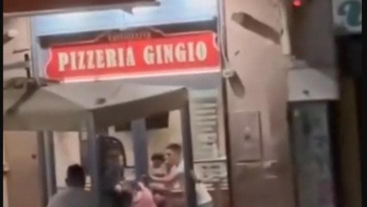 Via Rizzoli, ha un coltello e sfonda alcune vetrine: bloccato dai passanti