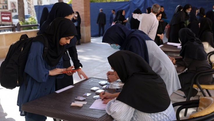 Iran, nuovi arresti di studenti: il regime chiude le scuole superiori del Kurdistan