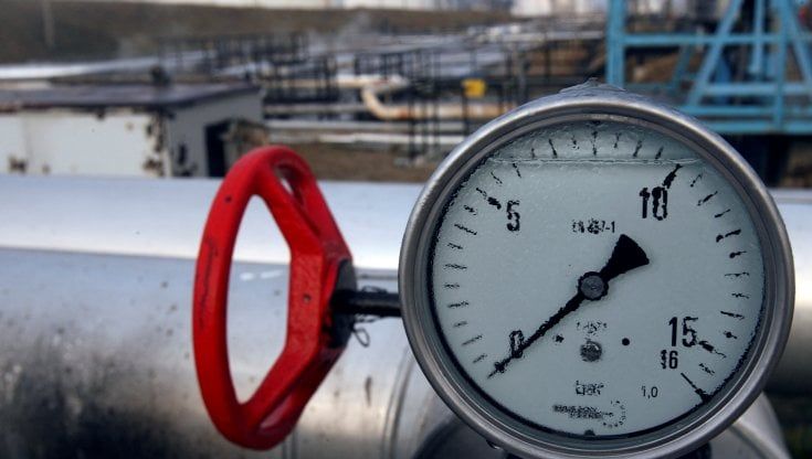Si gonfia l'assegno che l'Italia versa a Mosca per gas, carbone e petrolio: solo a febbraio 2 miliardi, boom del 520% 