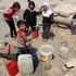 Siria, si combatte per le risorse idriche. Anche i bambini fanno chilometri per portare acqua in casa
