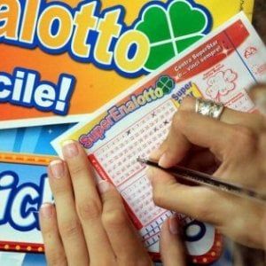 Varese, bancario ruba dai conti dei correntisti per giocare il 53 al Lotto: denunciato