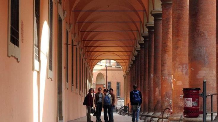 Nella provincia di Brambilla si vive ancora senza l’angoscia del dover fare per non pensare: anche a Bologna