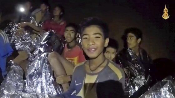 Thailandia, forti piogge sull'area della grotta. I ragazzi scrivono "stiamo bene". Tre giorni per salvarli