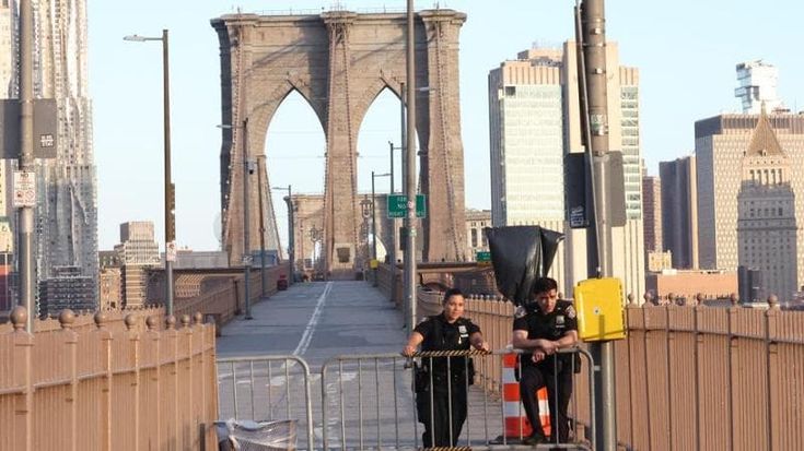 Usa, uomo armato si arrampica sul ponte di Brooklyn a New York: ucciso dalla polizia