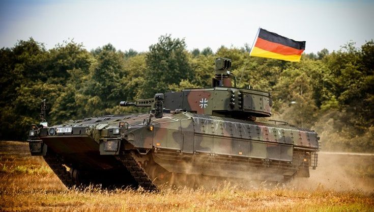 La svolta di Scholz: ecco perché la Germania fornirà mezzi corazzati all'Ucraina