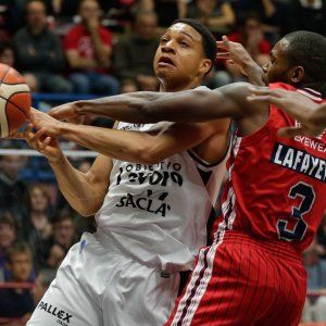 La Virtus non veste Armani: quinta sconfitta di fila