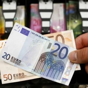 Fmi: economia mondiale frena, Italia "al rallentatore", torna la crescita ma debole