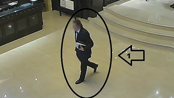 Milano, arrestato il finto tecnico in giacca e cravatta che rubava negli hotel: colpo da 200 mila euro a Roma
