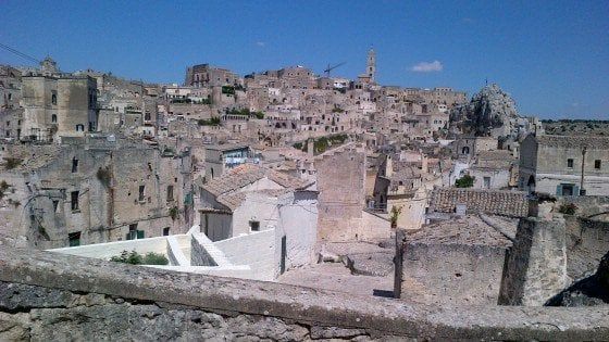 Meno città e spiagge, più borghi e natura: il piano del governo per il turismo