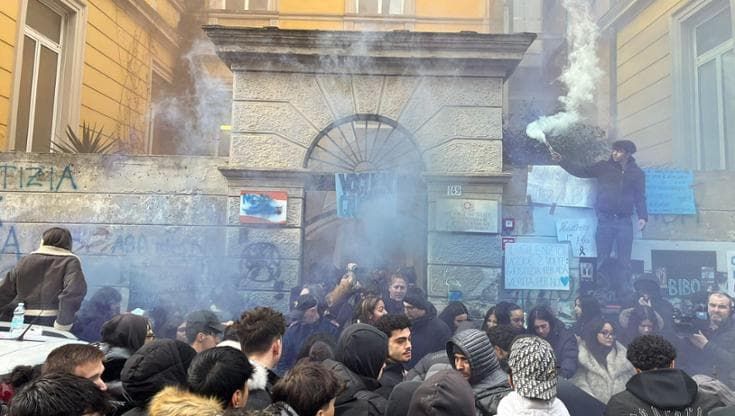 Primo giorno di scuola senza Abanoub, la rivolta degli studenti: “Non entriamo, i prof complici”