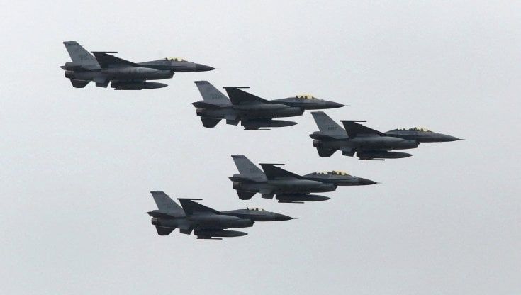 Taiwan denuncia una maxi incursione di jet cinesi: 39 aerei nel suo spazio