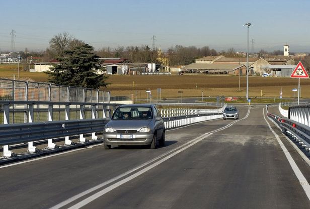 Via Pontasso, il primo giorno del nuovo cavalcavia ferroviario - Foto