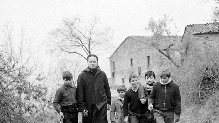 “Restituiteci l’archivio di don Milani”: la battaglia tra eredi arriva in tribunale