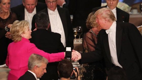 Elezioni Usa, Clinton-Trump al vetriolo anche a cena di beneficenza 