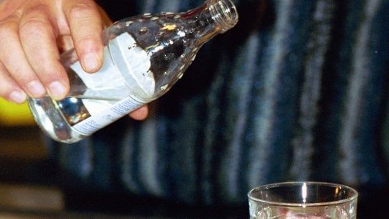 Bergamo, il bicchiere d'acqua costa 5 euro: la famiglia indignata lascia il bar