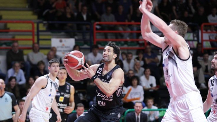 Basket, quarti playoff: Christon piega Trento, Tortona vince gara-1