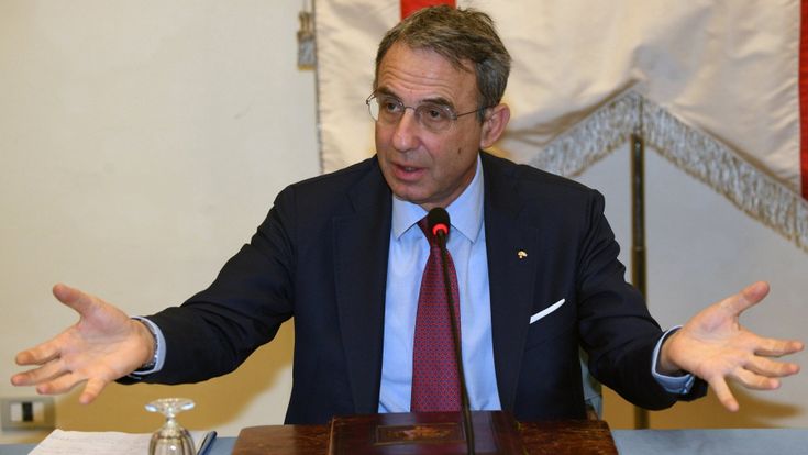 Campania, è stallo sulle candidature: i 5Stelle puntano su Costa ma il Pd blinda De Luca