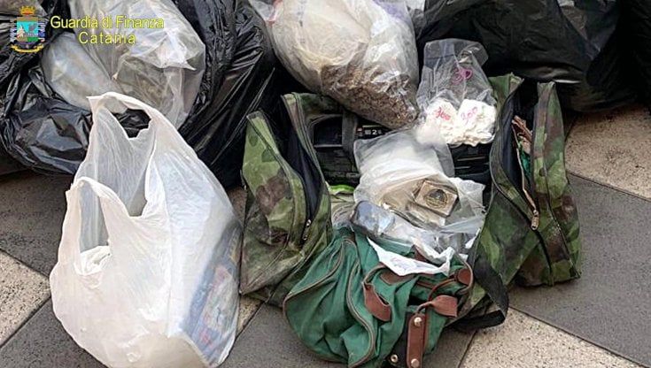 Centrale dello spaccio al cimitero, la droga era dentro un loculo
