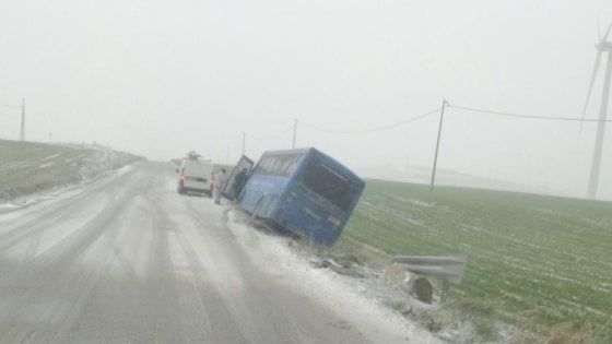 Maltempo, nel Foggiano esce di strada un bus delle Ferrovie del Gargano: nessun ferito