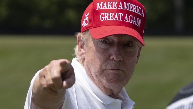 I giudici federali avvisano i legali di Trump: l'ex presidente è indagato sui documenti ritrovati a Mar-a-Lago